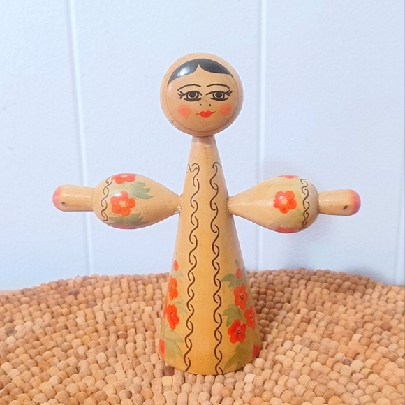 Russin Folk Art Woman - Picture 1 of 7